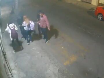 ¡Le roban hasta la sudadera! Captan asalto contra estudiantes en Barrio de Santiago