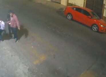 ¡Le roban hasta la sudadera! Captan asalto contra estudiantes en Barrio de Santiago