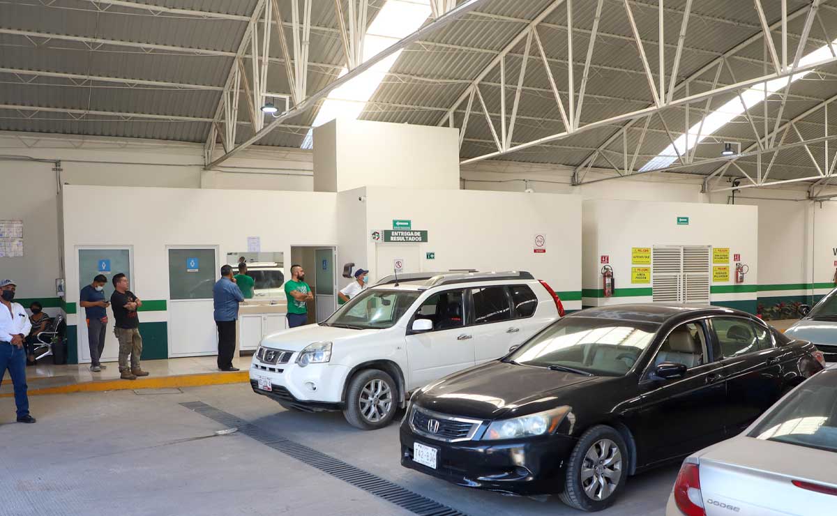 La Secretaría de Medio Ambiente asegura que se redujo el tiempo de atención en los verificentros | Foto: Agencia Es Imagen para El Universal Puebla