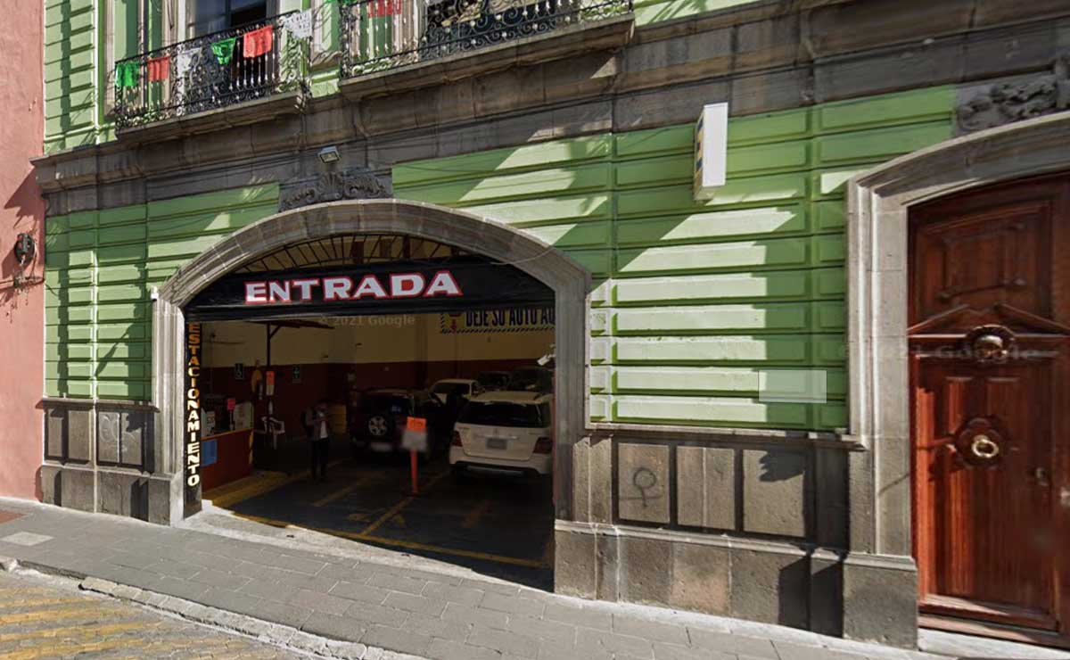 VIDEO. Finge haber perdido el ticket de estacionamiento para robarse un auto