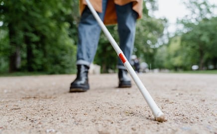Bastón blanco: ¿Qué es y cómo ayuda a las personas con discapacidad visual?