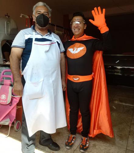 Disfrazado como superhéroe hace campaña en Puebla