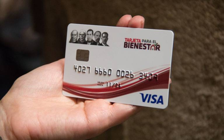 Los alumnos de México que reciben la Beca Benito Juárez 2024 obtienen el depósito a través de una tarjeta de pago respaldada por el Banco del Bienestar.

Foto: Producción El Universal Puebla