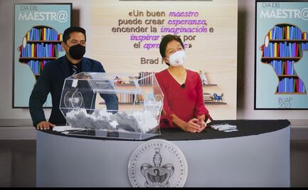 Lilia Cedillo festeja a docentes de la BUAP