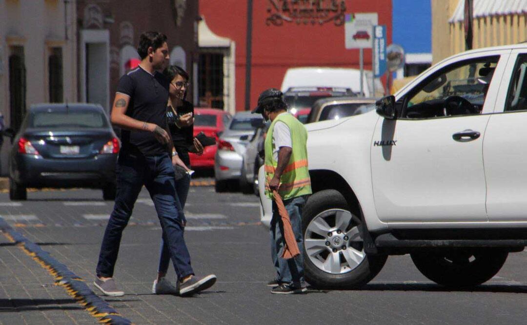 Según el reglamento, los franeleros sólo pueden estar en ocho sitios específicos de la ciudad de Puebla | Foto: Agencia Es Imagen para El Universal Puebla