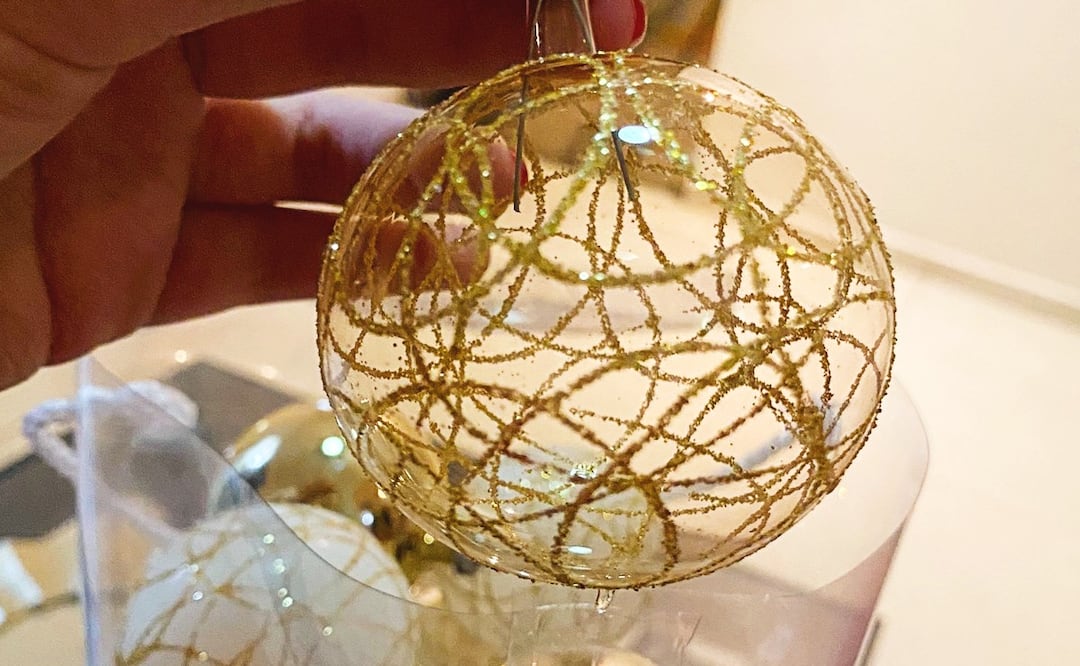 En esta nota te decimos qué significan las esferas que cada año colocas en tu arbolito | Foto: Twitter @_baarbC