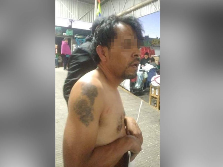 Comerciantes de la Central exhiben semidesnudo a sujeto por robar un diablito con verdura