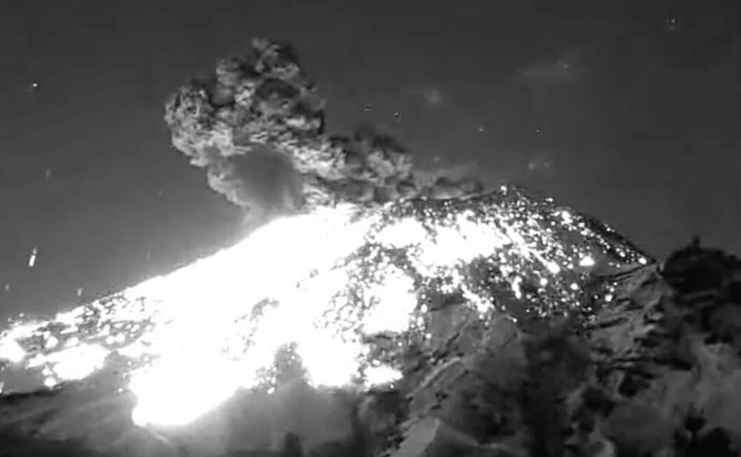 En redes sociales se han viralizado videos de Objetos Voladores No Identificados surcando los cielos del volcán Popocatépetl. | Foto: Twitter Jaime Maussan