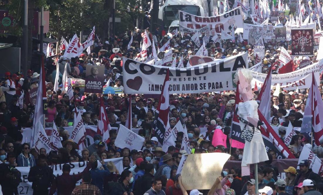 Detractores expresaron su desacuerdo con la organización de la marcha en apoyo a la 4T | Foto: Agencia Es Imagen para El Universal Puebla