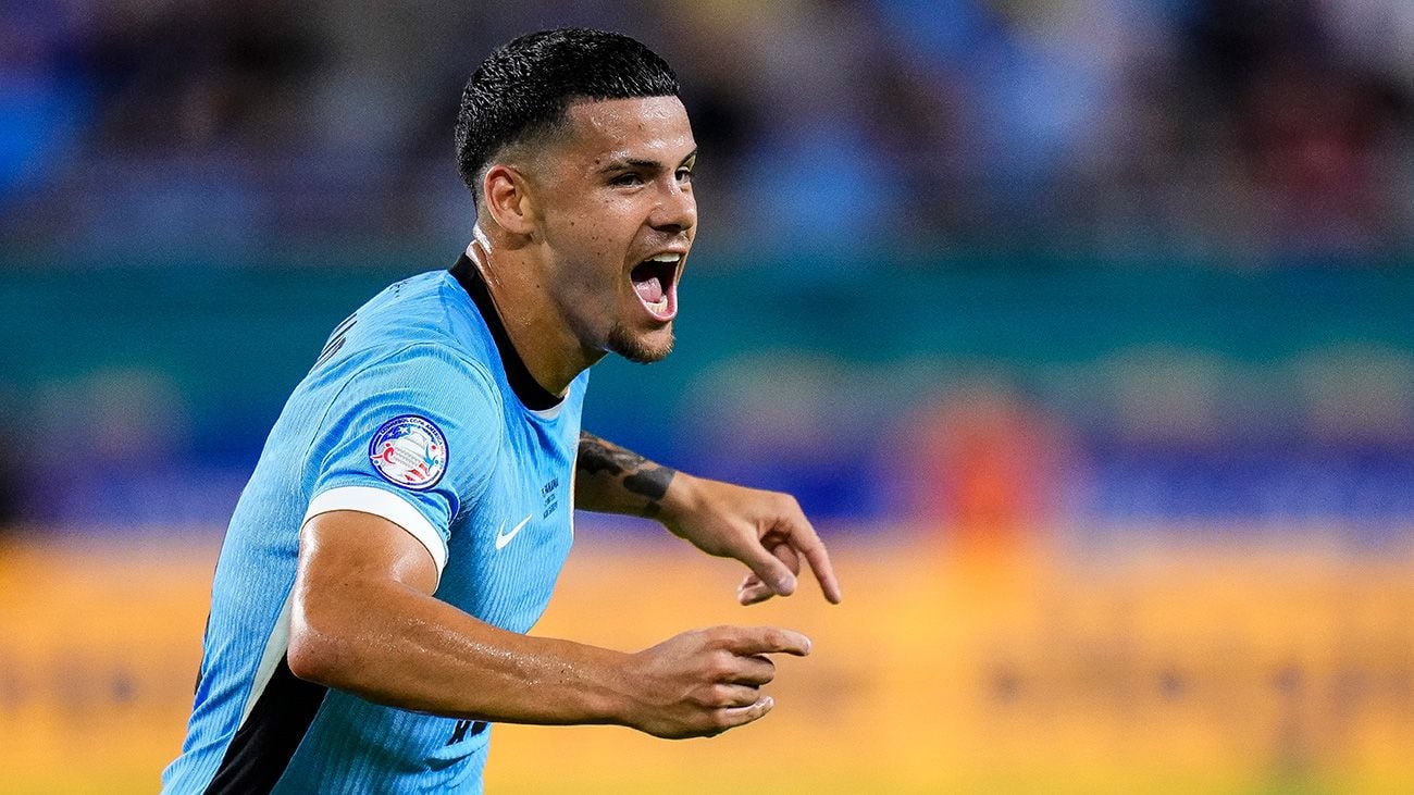 Después de que se difundiera en medios españoles el interés de España por el jugador uruguayo, ESPN ha corroborado que el seguimiento que ambos clubes hacen de Araújo es genuino. 
Foto: Producción El Universal Puebla
