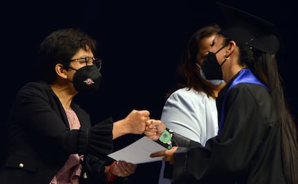 Lilia Cedillo preside ceremonias de graduación