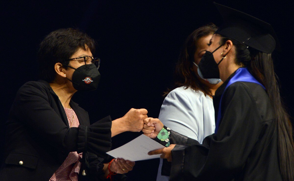 Lilia Cedillo preside ceremonias de graduación