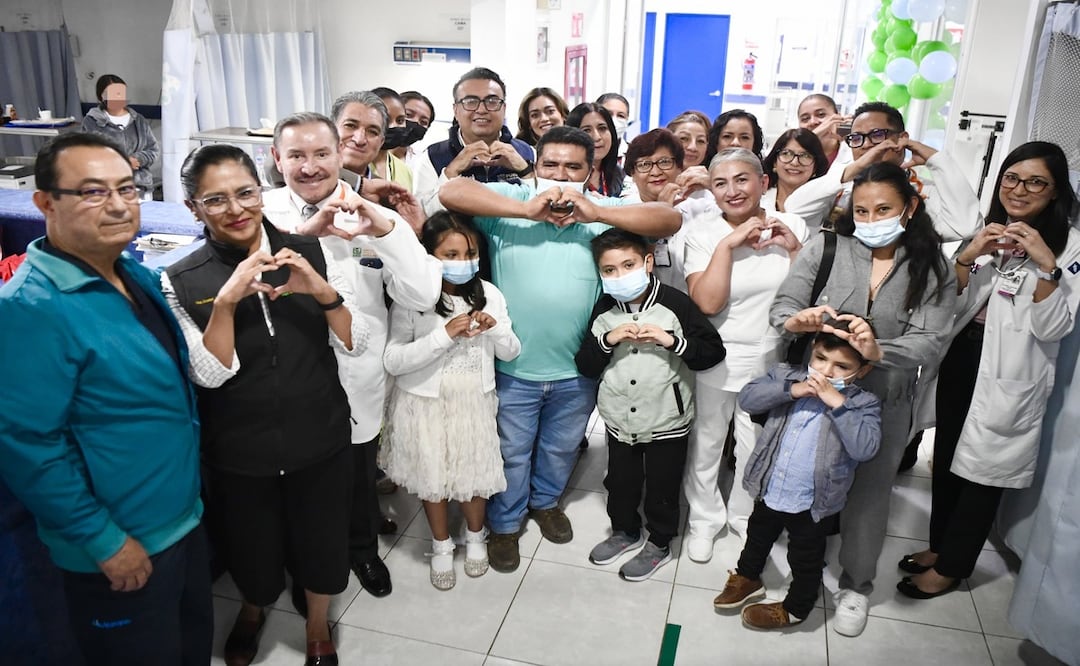 Entre aplausos y muestras de afecto, el menor de 12 años fue recibido en los pasillos del nosocomio | Foto: Gobierno del Estado