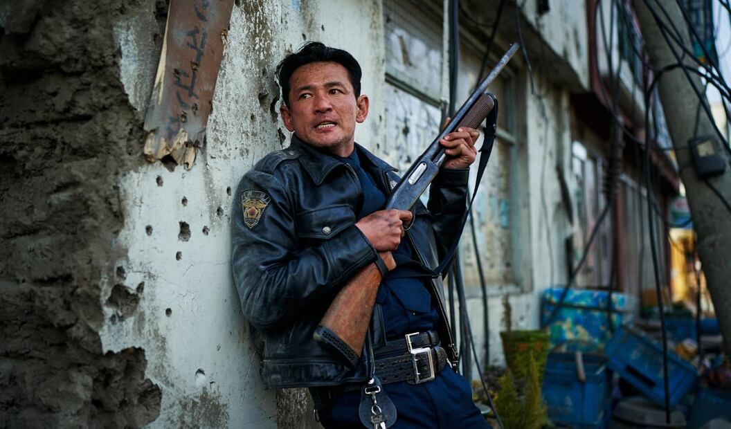Las actuaciones son uno de los puntos más fuertes del filme, con todo el elenco siendo capaz de balancear las secuencias con seriedad y comedia en segundos | Foto: Forged Films