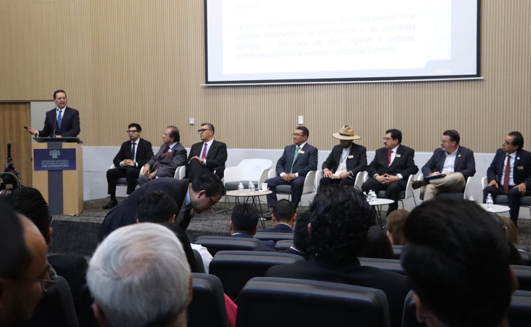 Arturo Garita Alonso llamó a fortalecer la transparencia y la coordinación entre los Poderes Legislativos durante su ponencia en Puebla | Foto: Congreso del Estado