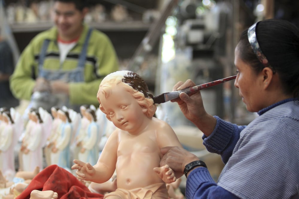 Artesanos del municipio de Amozoc en Puebla, realizan figuras de yeso y resina para adornar los tradicionales nacimientos de navidad. Foto: Cuartoscuro