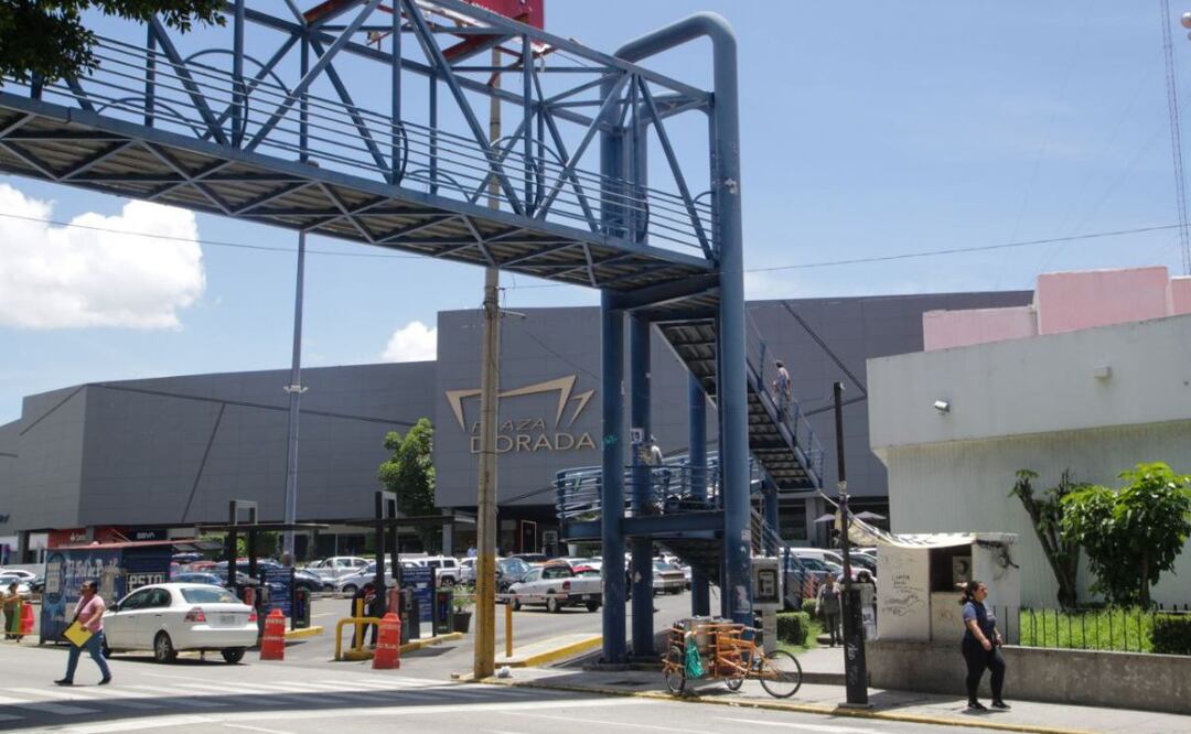 Este viernes ya comenzaron a desmontar el puente de Plaza Dorada | Foto: Agencia Es Imagen para El Universal Puebla