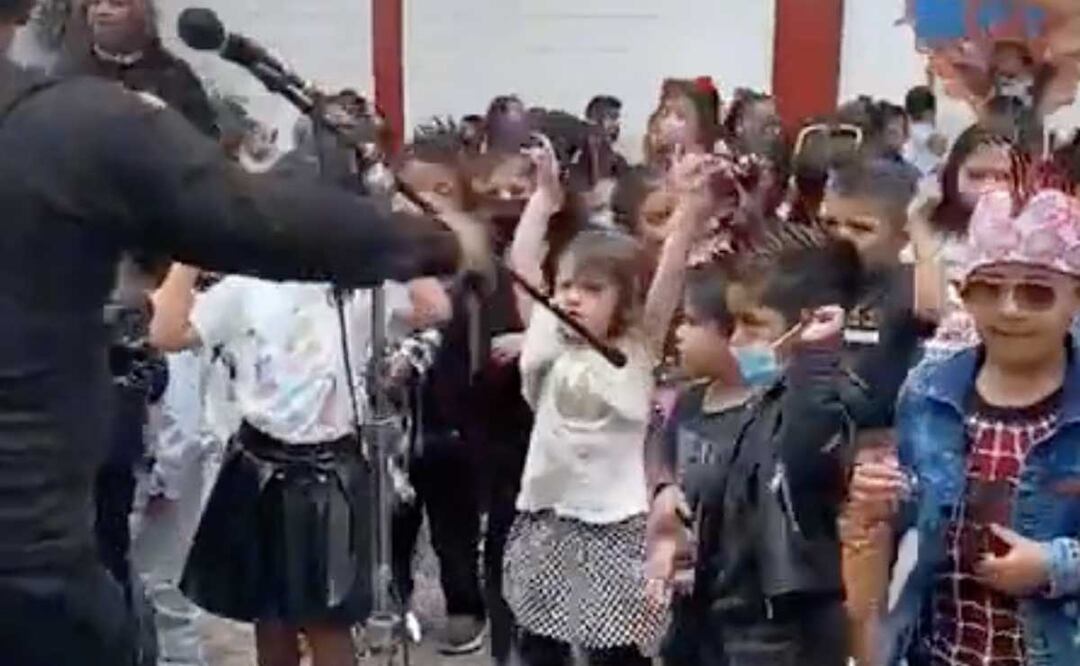 Niños de un preescolar de San Miguel Xoxtla festejaron su día al ritmo del rock con la banda Zyanya | Foto: Captura de Pantalla Javier Bortolotti