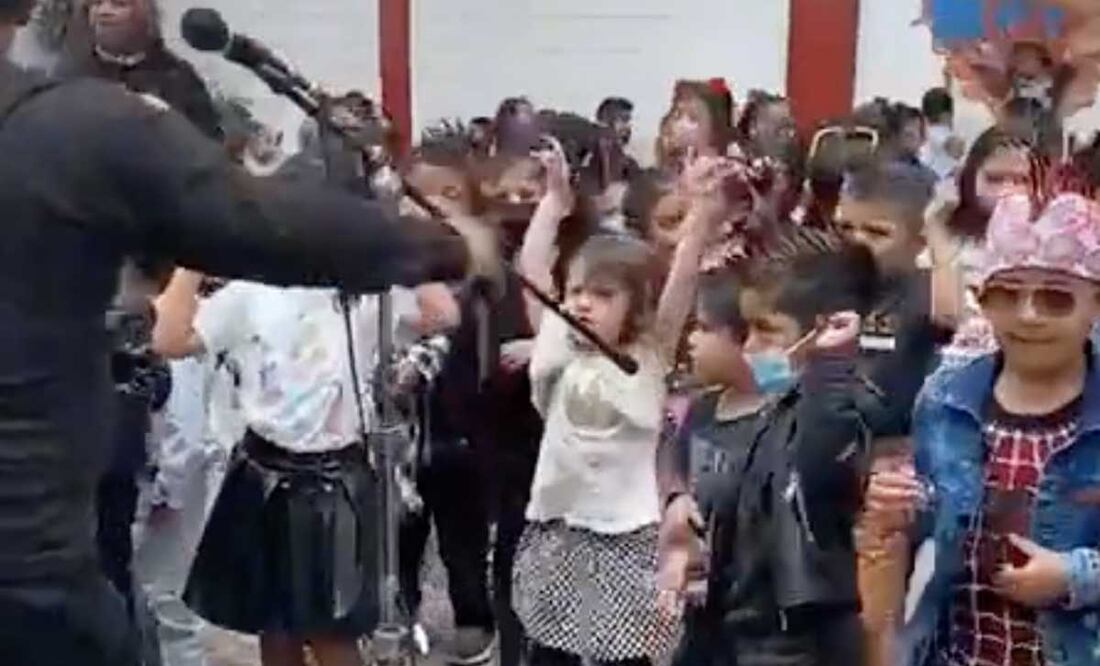 Niños de un preescolar de San Miguel Xoxtla festejaron su día al ritmo del rock con la banda Zyanya | Foto: Captura de Pantalla Javier Bortolotti