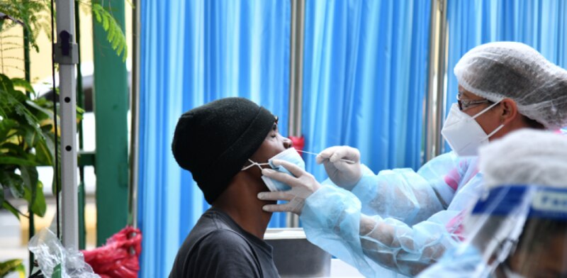 Soria Córdoba destacó la importancia de no bajar la guardia y mantener medidas de prevención contra enfermedades respiratorias, como el uso de cubrebocas para personas con síntomas y dentro de hospitales según los protocolos de salud establecidos.

Foto: Producción El Universal Puebla