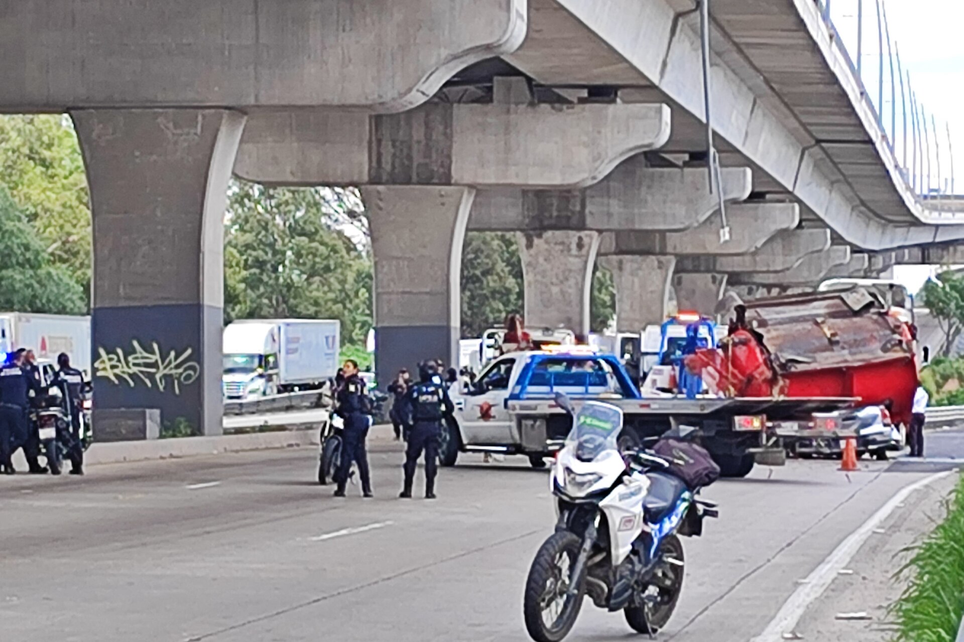 Mueren dos policías estatales tras un trágico choque en el segundo piso de la autopista México-Puebla