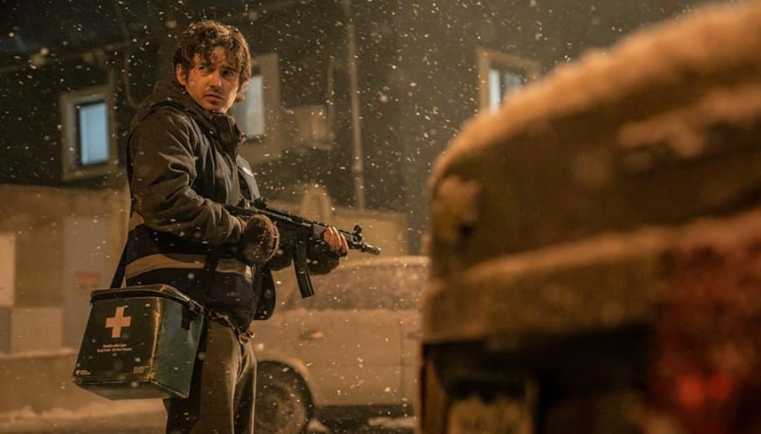En una franquicia llena de héroes de acción, el personaje de Austin Abrams destaca por ser un "hombre común", lo cual crea un punto de vista único que nutre al filme de forma especial | Foto: Sony Pictures