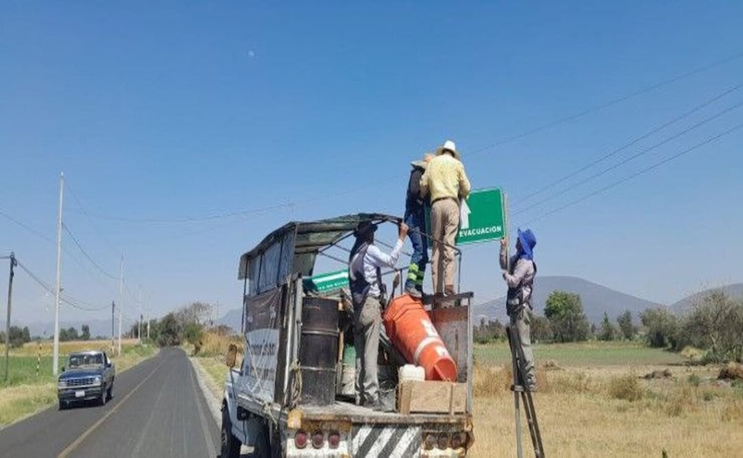 Cuadrillas sustituyen señalética vandalizada en las rutas de evacuación. | Foto: Gobierno del Estado.