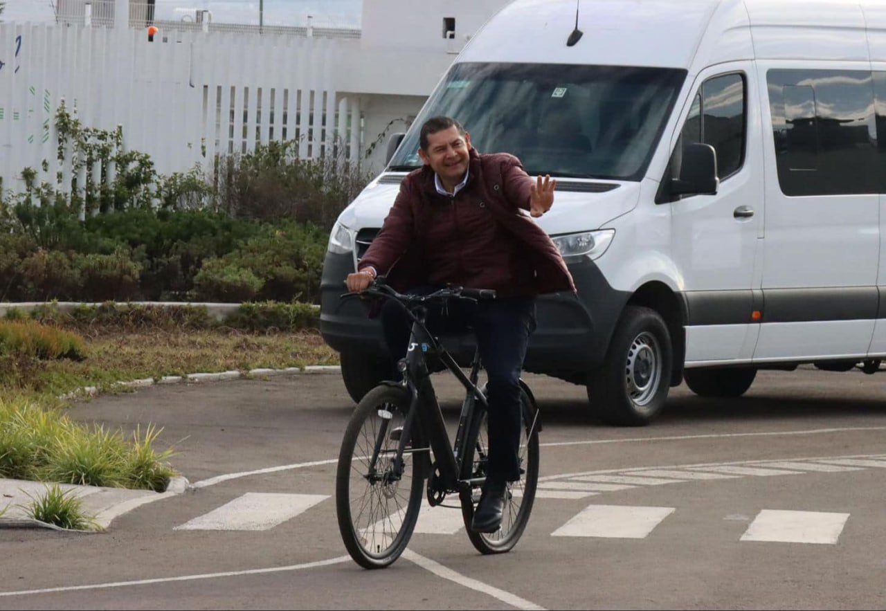 Alejandro Armenta prometió una mejor infraestructura para las personas que se movilizan en bicicleta | Foto: Alejandro Armenta