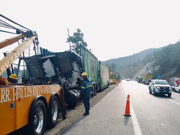 Mueren dos traileros tras choque frontal en la Amozoc-Perote