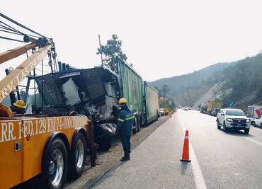 Mueren dos traileros tras choque frontal en la Amozoc-Perote