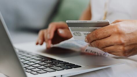 Estos son los nuevos impuestos que te cobrará el SAT por tus pagos con Tarjeta de Crédito y Débito