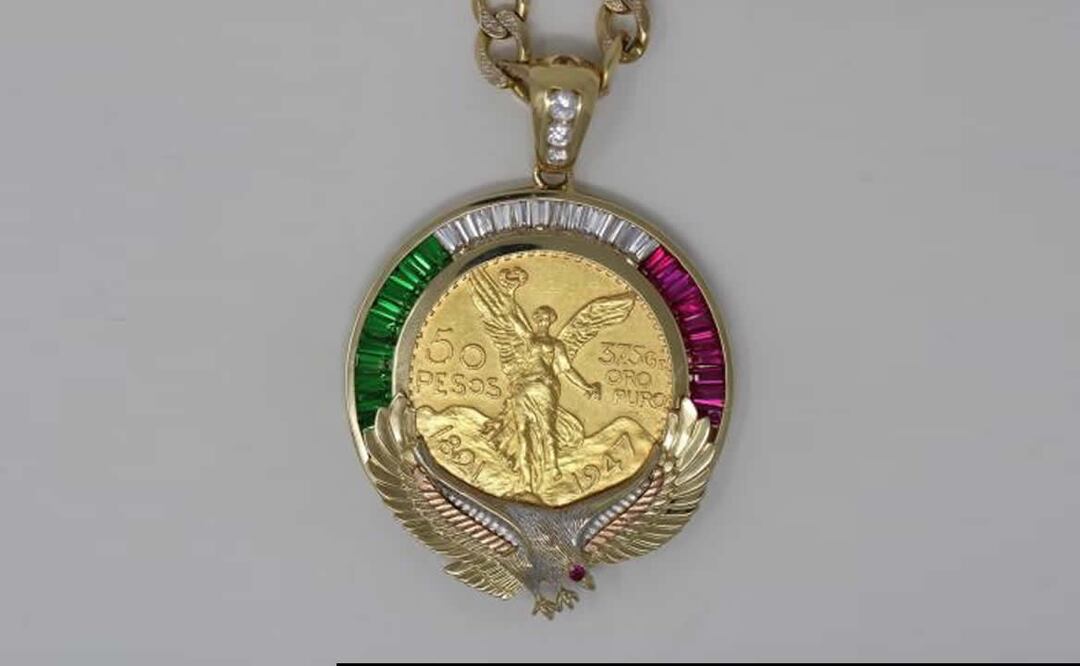 Medallón de joyería diseñado con un Centenario de oro. Foto: Instagram