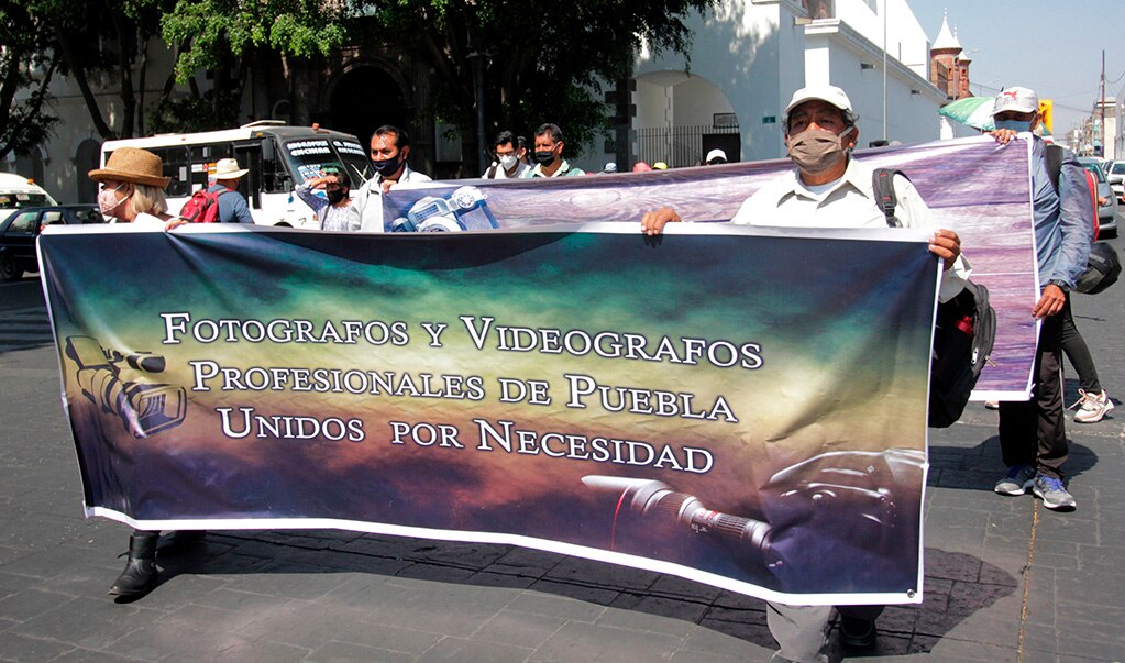 Exigen apoyo fotógrafos de sociales tras un año sin trabajo