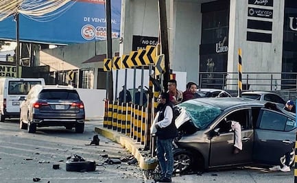 Muere automovilista tras chocar contra bolardos en Zavaleta