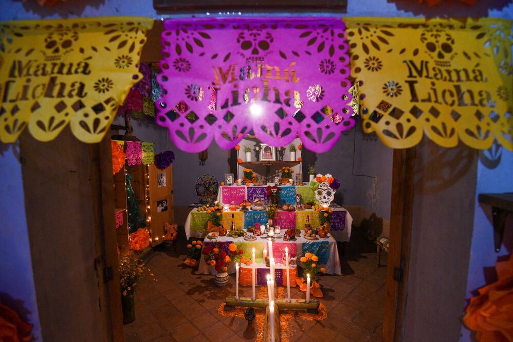 Las ofrendas se colocan para recibir a los fieles difuntos. Foto: Cuartoscuro