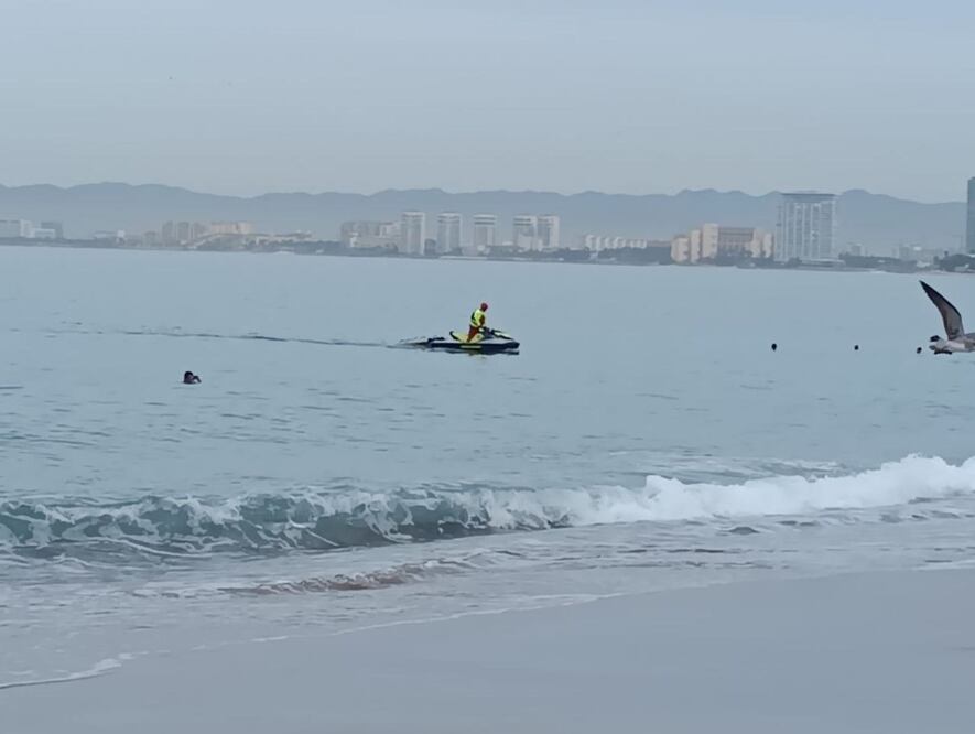 Continúa la búsqueda del joven poblano desaparecido en la playa Camarones | Foto: Protección Civil JA