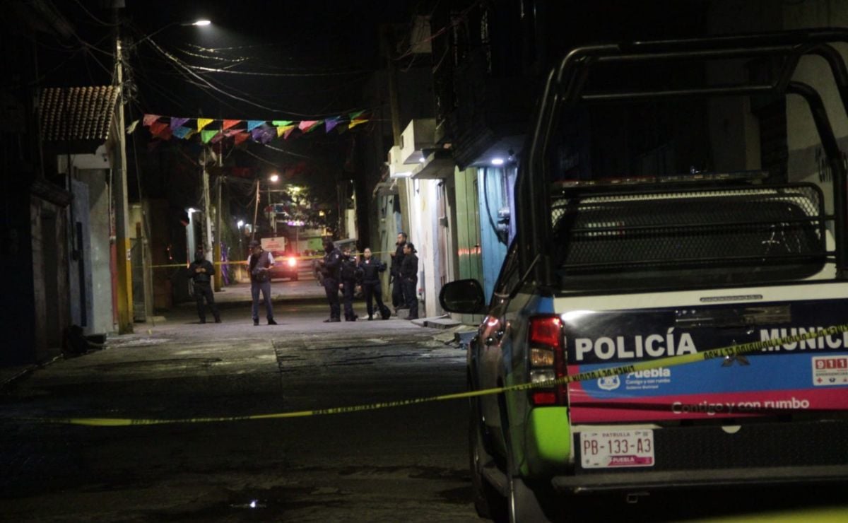 Una vivienda y una camioneta fueron baleadas en la colonia Azteca, donde también se encontró una presunta narcomanta. | Foto: Agencia Es Imagen para El Universal Puebla