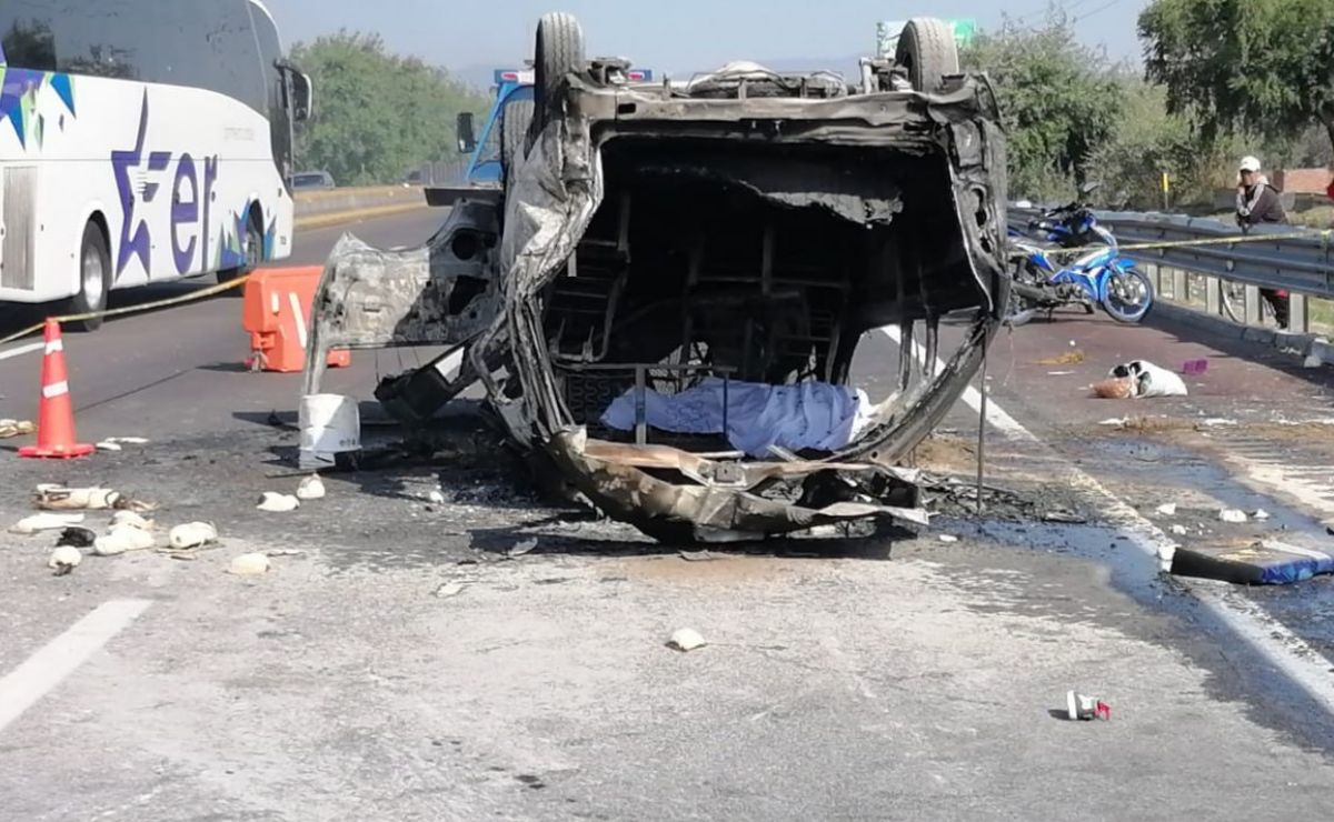Vuelca y se incendia camioneta en la México-Puebla; hay dos muertos y varios lesionados