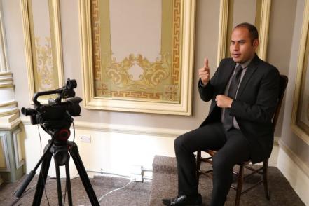 Él es Isaías, intérprete de señas en el Congreso de Puebla