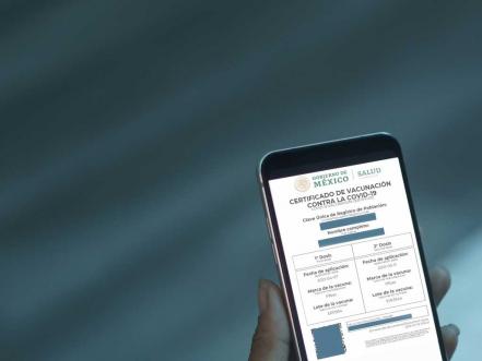 Certificado de vacunación Covid divide opiniones en Puebla