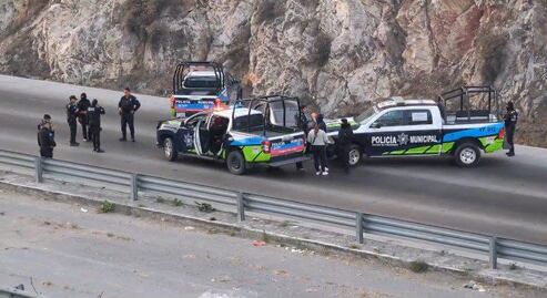 VIDEO Abandonan auto con restos humanos en Periférico Ecológico