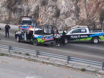 VIDEO Abandonan auto con restos humanos en Periférico Ecológico