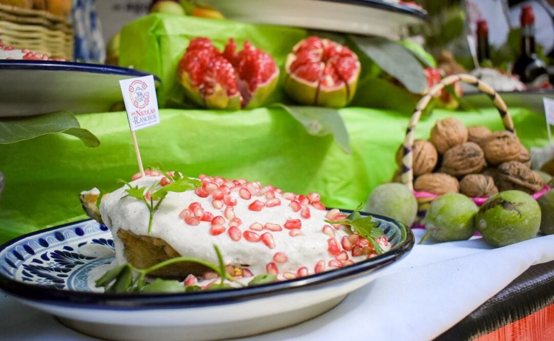 La nuez de Castilla, la manzana panochera, los duraznos criollos y la pera de leche son algunos de los ingredientes que debe llevar el chile en nogada | Foto: Agencia Es Imagen para El Universal Puebla