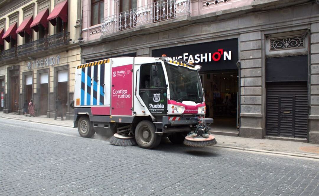 El gobierno municipal informó que se reforzaron las tareas de limpieza ante la caída de ceniza en las calles | Foto: Ayuntamiento de Puebla