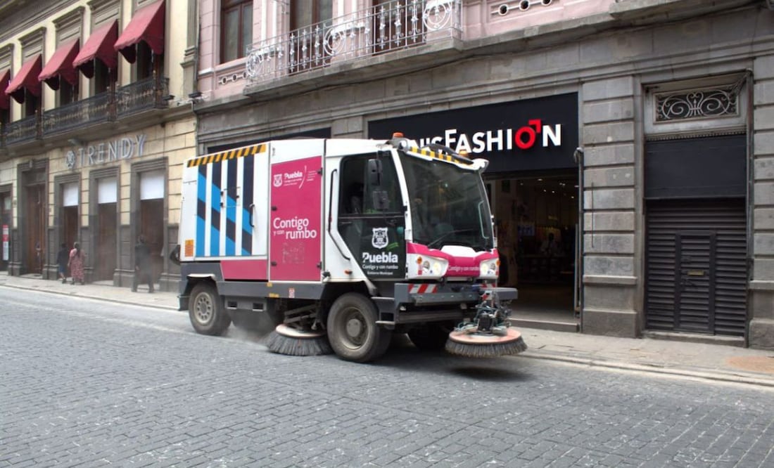 El gobierno municipal informó que se reforzaron las tareas de limpieza ante la caída de ceniza en las calles | Foto: Ayuntamiento de Puebla