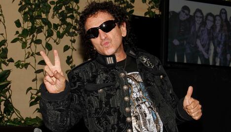 Alex Lora cumple 69 años convertido en un ícono viviente del rock