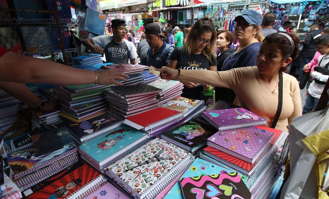 El avance de la tecnología ha desplazado el uso de libros y libretas | Foto: Archivo El Universal