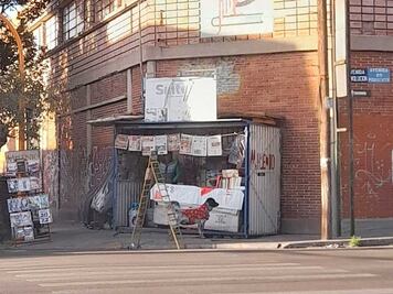 Ayuda a Don Gómez y su perrito que viven en un puesto de periódicos