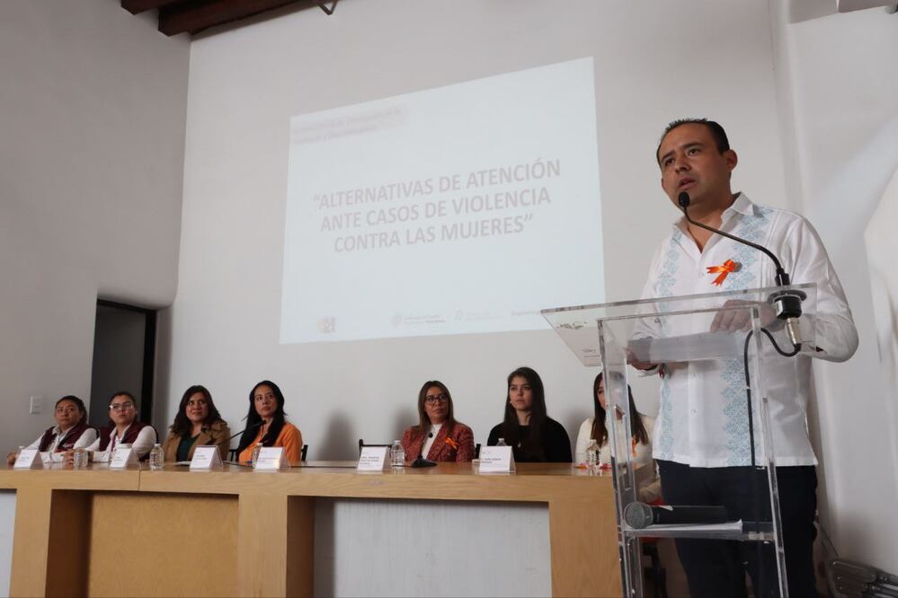 Eduardo Castillo encabezó la conferencia sobre atención a los casos de violencia vs mujeres | Congreso de Puebla