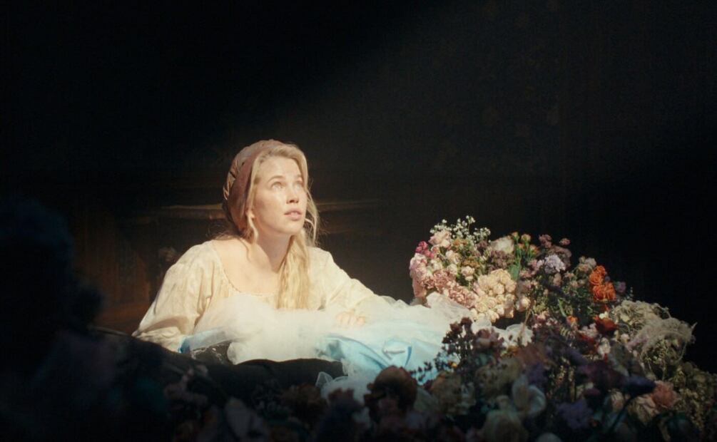 Thea Sofie Loch Naess entrega una interesante versión de Cenicienta, quien brilla por un interesante contraste en sus motivaciones como personaje, involucrándola por completo en el sistema social que presente el filme | Foto: Shudder